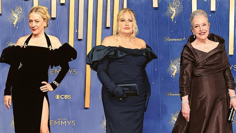 Chloë Sevigny, Jennifer Coolidge e Kathy Bates posam juntas em um evento de premiação (Foto: Reprodução)