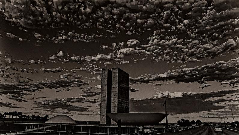 Congresso Nacional em Brasília, com sua arquitetura característica e céu claro ao fundo (Foto: Reprodução)