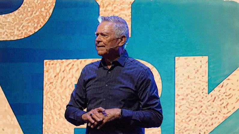 Randy Clark em ministração durante o evento VOA 2025 (Foto: Reprodução)