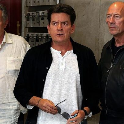Charlie Sheen conta como festa com ator famoso resultou em intervenção