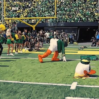 Mascote do Oregon Ducks perde cabeça e sai correndo em momento inusitado