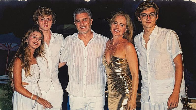 Angelica, Luciano Huck e os filhos Eva, Benício e Joaquim posam juntos para foto (Foto: Reprodução)