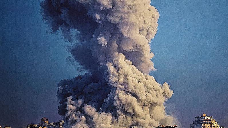 Fumaça se eleva após uma explosão na Faixa de Gaza, vista do sul de Israel (Foto: Reprodução)