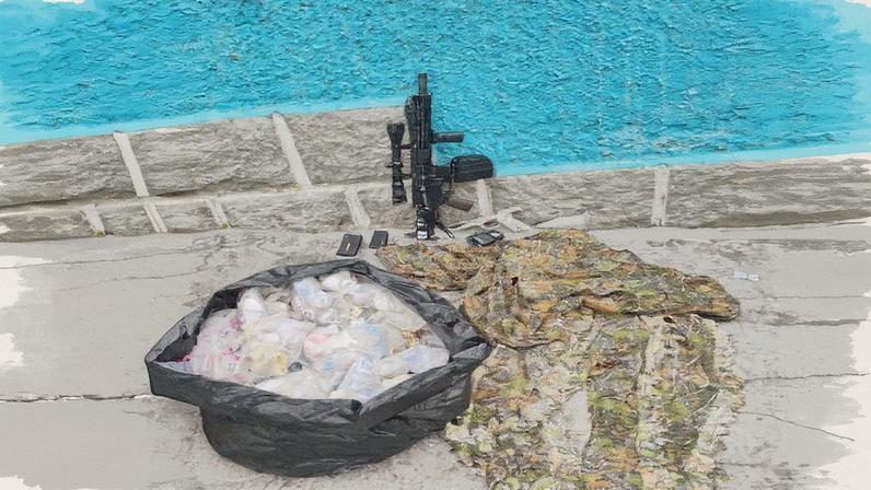 Material apreendido pela polícia com suspeitos envolvidos em tiroteio (Foto: Reprodução)