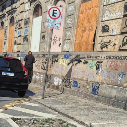 Palácio do Catete tampa janelas com tapumes após quebra de vidros