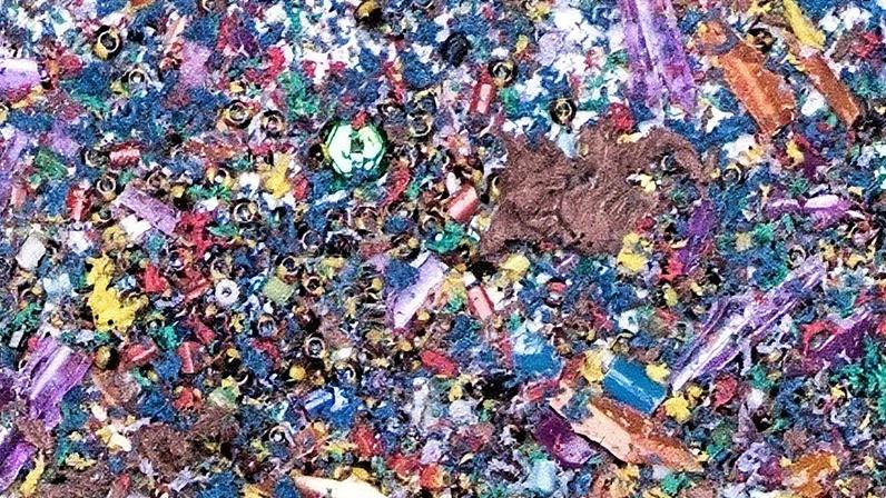 Cientistas iniciam projeto para investigar a relação entre microplásticos e doenças ósseas metabólicas, com previsão de aumento de 32% nas fraturas por osteoporose até 2050 (Foto: Reprodução)