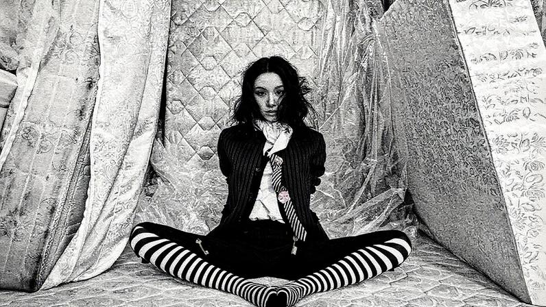 Chaeyoung apresenta seu álbum 'LIL FANTASY vol.1', destacando sua voz e individualidade em cada canção (Foto: Reprodução)