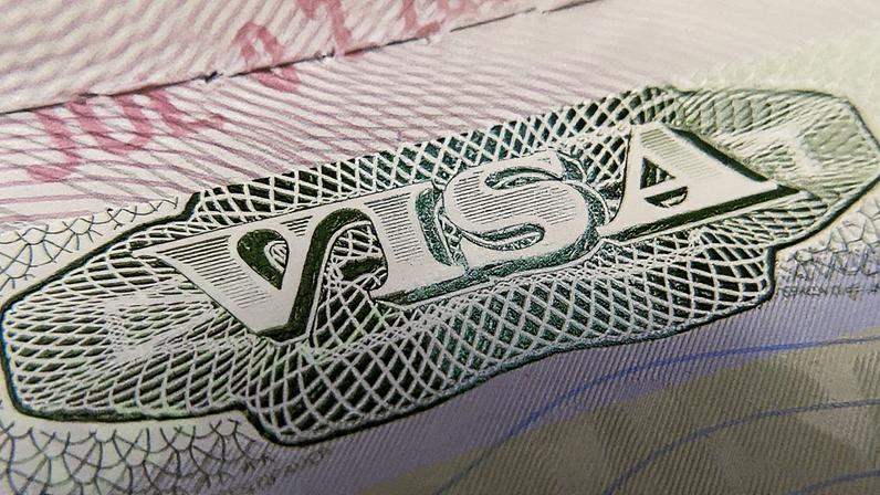 Carimbo de visto em um passaporte estrangeiro em Los Angeles, EUA (Foto: Reprodução)