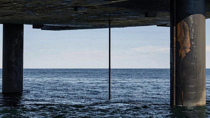 Tubo de perfuração sob a plataforma Liftboat Robert, visto a partir da embarcação de apoio Gaspee, no Atlântico Norte (Foto: Reprodução)