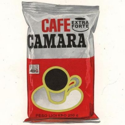 Café adulterado com material semelhante a vidro engana consumidores com selo falso