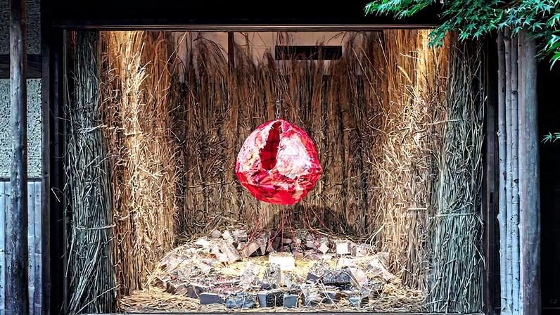 Instalação na Aichi Triennale 2025, obra de Oki Junko (Foto: Reprodução)