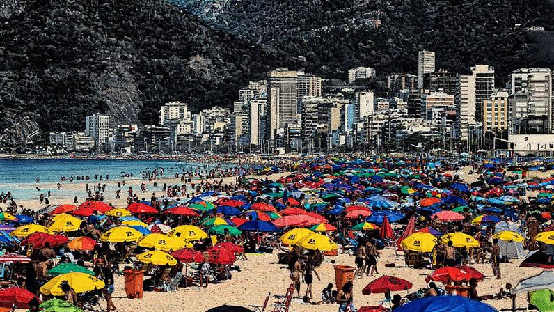 Sol forte e céu limpo atraem banhistas para a Pedra do Arpoador (Foto: Reprodução)