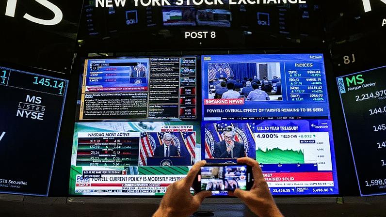 Conferência de imprensa do presidente do Federal Reserve, Jerome Powell, após anúncio da taxa de juros, no piso da NYSE em Nova York (Foto: Reprodução)