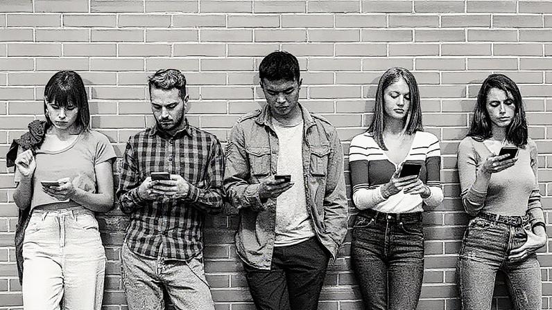 Estudantes conectados à tecnologia em um ambiente de aprendizado (Foto: Reprodução)