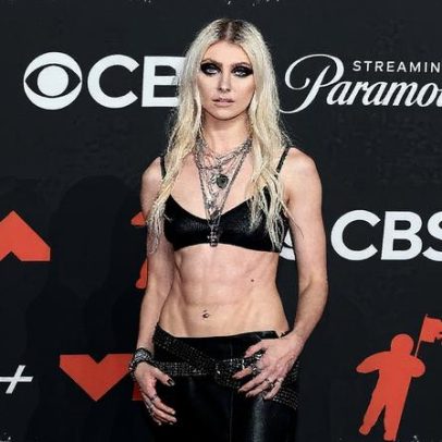 Taylor Momsen revela segredo para manter abdômen definido no tapete vermelho do VMA 2025