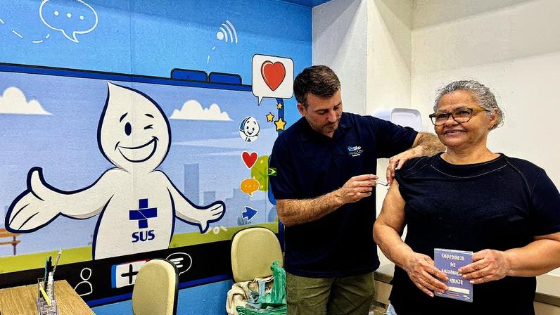 Creusa recebe a vacina contra Covid-19 (Foto: Reprodução)