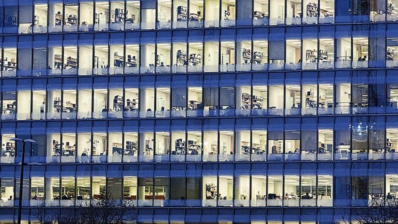 Trabalhando até tarde em prédios de escritório no Distrito Financeiro de Londres (Foto: Reprodução)