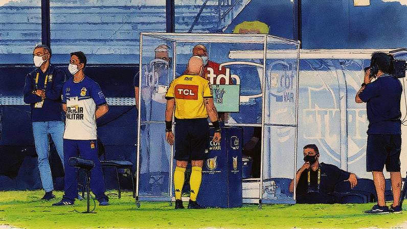 Árbitro analisa lance no VAR durante partida do Brasileirão (Foto: Reprodução)