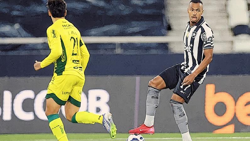 Marlon Freitas em ação durante a partida entre Botafogo e Mirassol pelo Brasileirão (Foto: Reprodução)