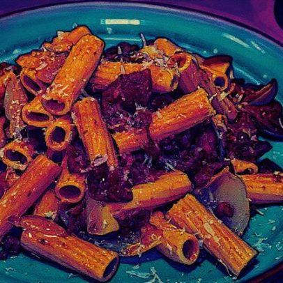 Pasta com tomate: aprenda a receita simples com apenas quatro ingredientes