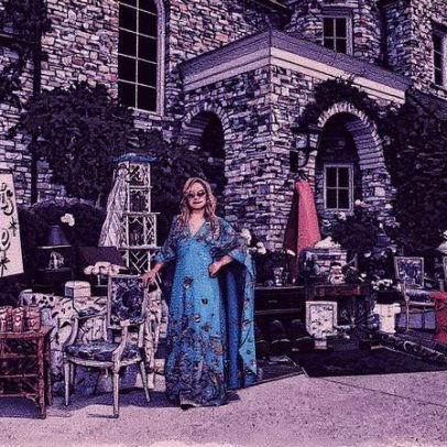 Kathy Hilton promove venda de móveis de sua casa em Beverly Hills