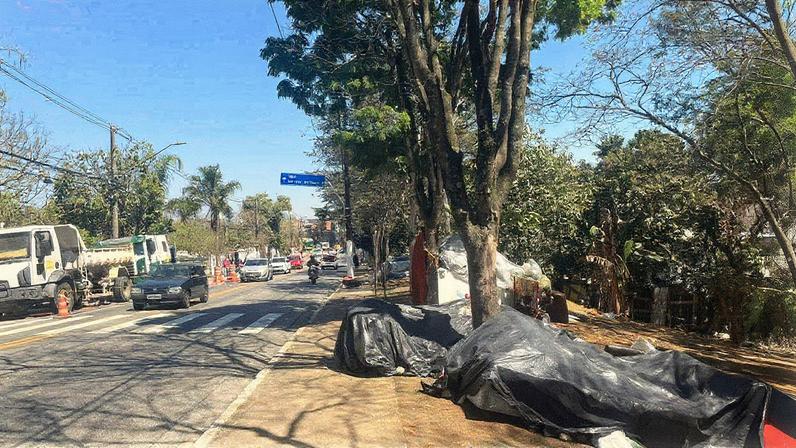 Moradores de rua improvisam abrigos em frente ao cemitério São Luiz, após desmonte de barracos na zona Sul de São Paulo (Foto: Reprodução)
