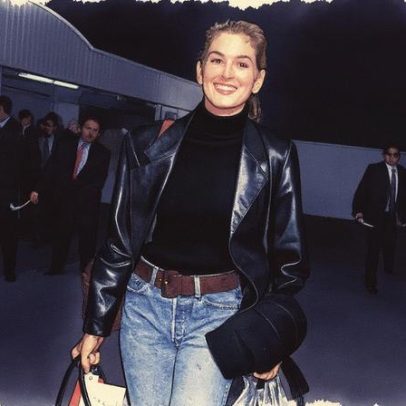 Combine jeans cigarette dos anos 80 com botas de cano curto para um look moderno