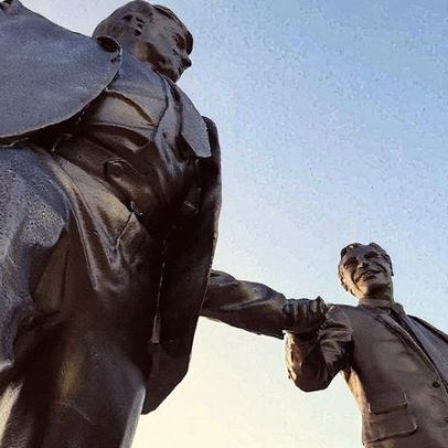 Estátua de Trump e Epstein apertando as mãos surge misteriosamente em Washington