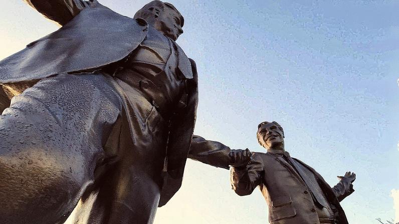 A Secret Handshake apareceu misteriosamente esta semana em Washington, D.C. (Foto: Reprodução)