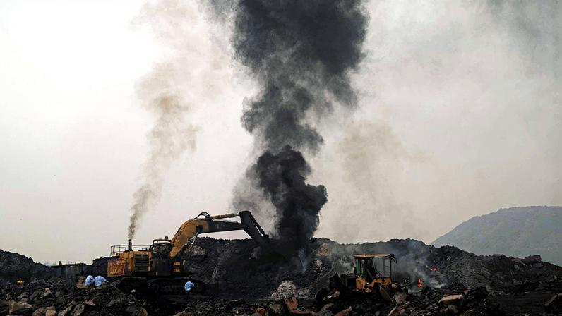 Escavadeira opera em mina de carvão na Índia (Foto: Reprodução)