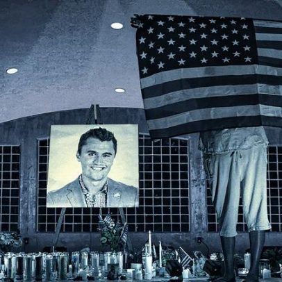 Homem armado é detido em estádio durante evento em homenagem a Charlie Kirk