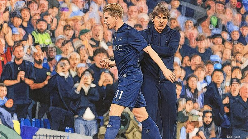 Haaland comemora um gol pelo Manchester City em partida contra o Napoli na Champions League, enquanto Kevin De Bruyne é substituído após a expulsão de Di Lorenzo (Foto: Reprodução)