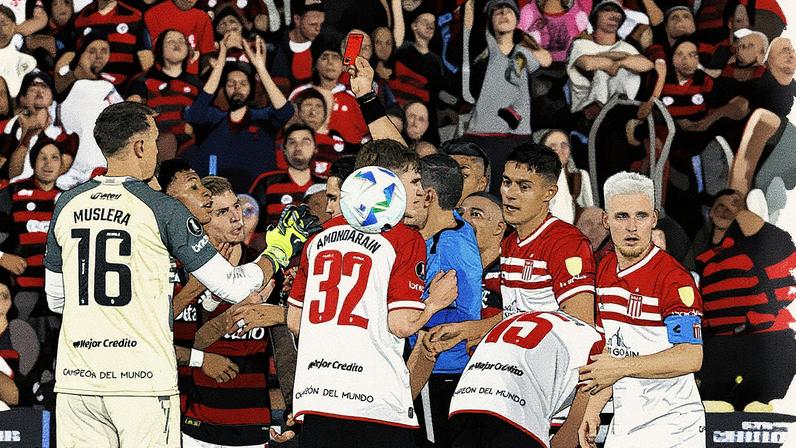 Jogador Gonzalo Plata é expulso durante a partida entre Flamengo e Estudiantes (Foto: Reprodução)