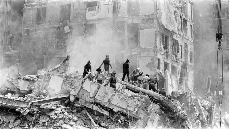 Escombros em Cidade do México cinco dias após o sismo de 19 de setembro de 1985 (Foto: Reprodução)