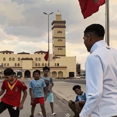 Hakimi interage com crianças antes de treino da seleção marroquina