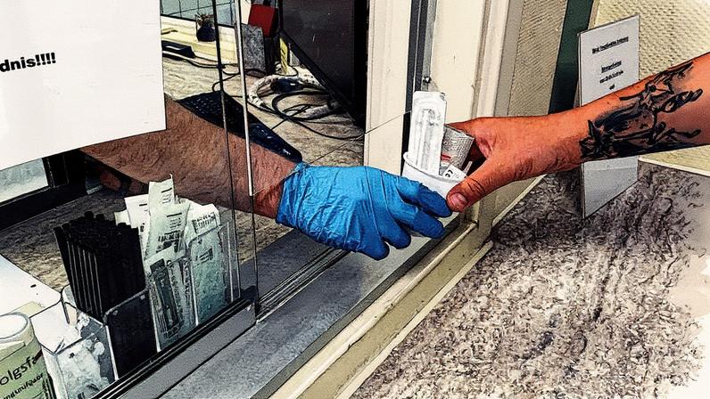 Seringas esterilizadas são fornecidas sob supervisão médica na sala de consumo de drogas (Foto: Reprodução)