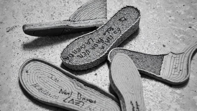 Distintas suelas de yute em um workshop de protótipos na sede da Toni Pons em Girona (Foto: Reprodução)