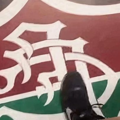 Ex-funcionário desrespeita escudo do Fluminense e provoca jogadores no Maracanã
