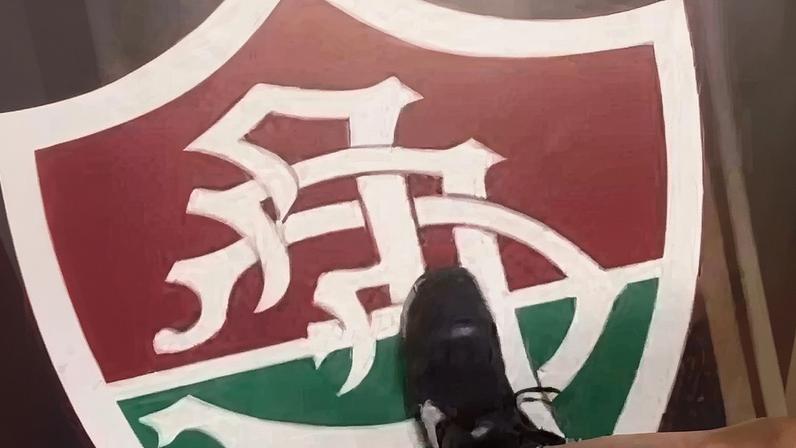 Ex-funcionário de recreação infantil faz ofensas ao Fluminense e pisa no escudo do clube no vestiário do Maracanã (Foto: Reprodução)