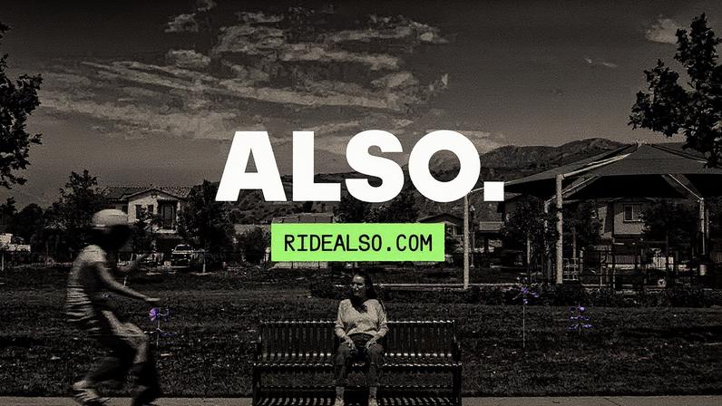 Imagem de um carro elétrico estacionado em uma rua, com árvores ao fundo (Foto: Reprodução)