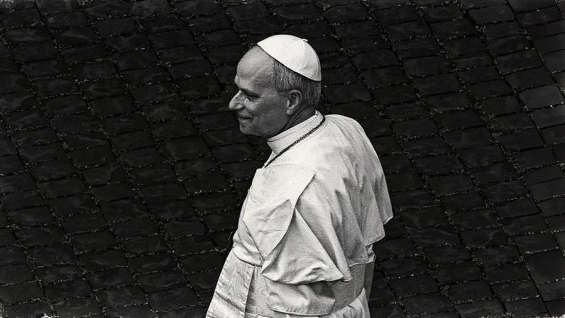 Papa Leão 14 caminha pelo Vaticano (Foto: Reprodução)