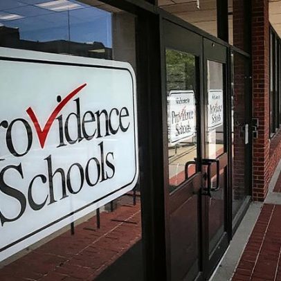 Justiça processa Rhode Island por programa de perdão de dívidas estudantis discriminatório