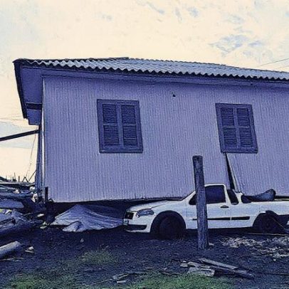Tornado arrasta casa em SC e a deixa em cima de carro estacionado