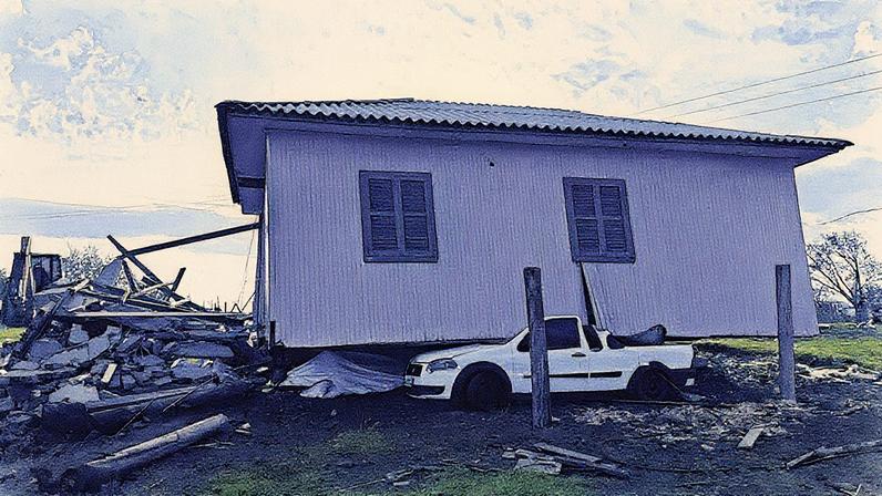 Tornado causa danos em cidade de SC, com casa sendo arrancada e pousando sobre um carro (Foto: Reprodução)