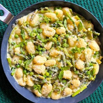 Ñoquis com guisantes, albahaca e limão trazem frescor à mesa brasileira