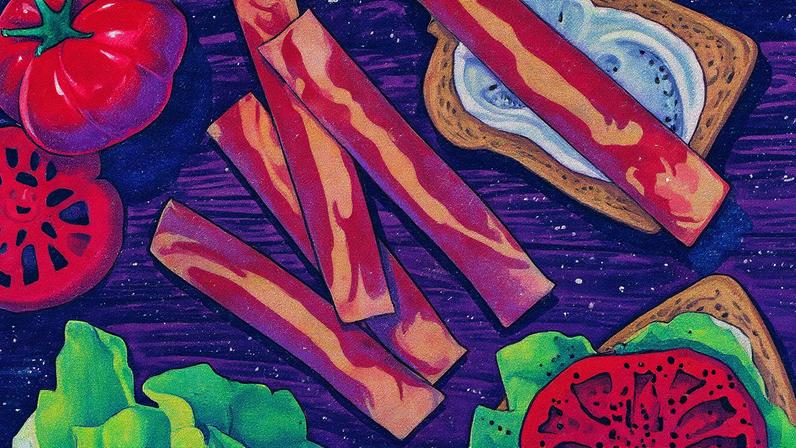 Bacon vegetal em destaque, representando a linha tênue entre alimentos ultraprocessados e opções vegetarianas (Foto: Reprodução)