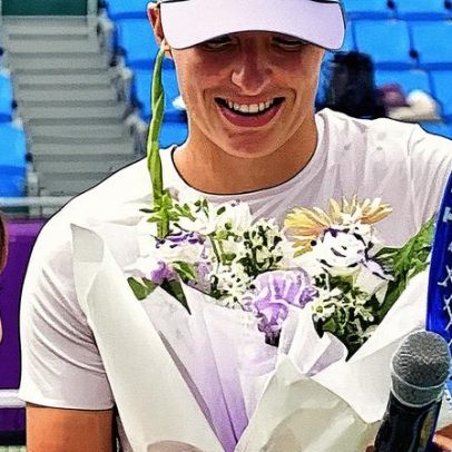 Swiatek é recebida com entusiasmo em Seul e apresenta projeto de sua fundação