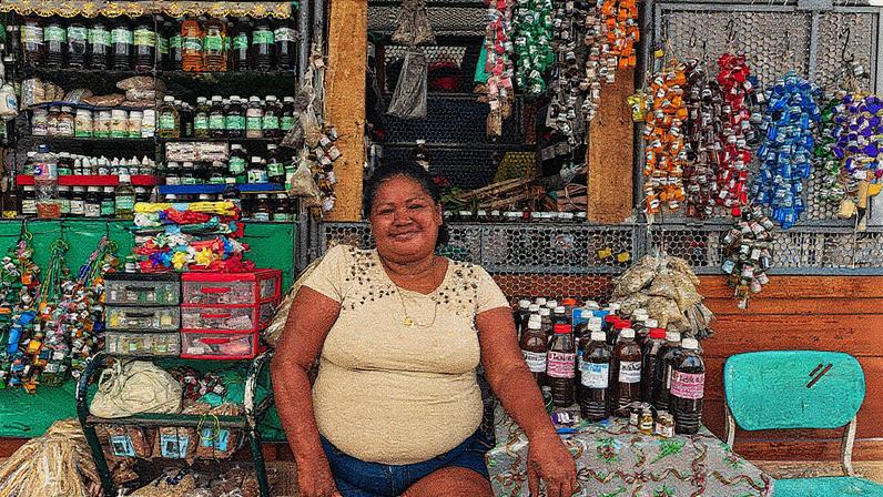 Erveira Cecília Barros Lima vende sua poção 'chama gringo' no mercado do Ver-o-Peso, em Belém (Foto: Reprodução)