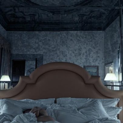 Ellie Goulding posa sensualmente enquanto ex-marido inicia romance com Olivia Wilde