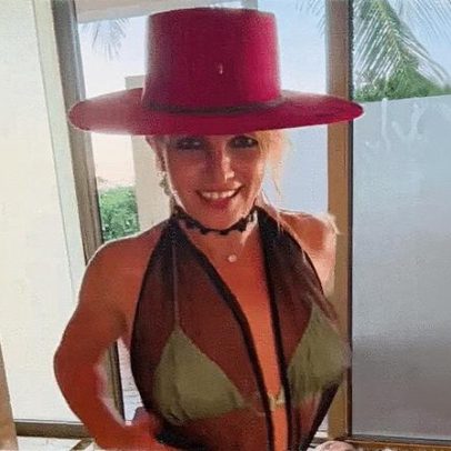 Britney Spears exibe dança ousada em body transparente e provoca fãs